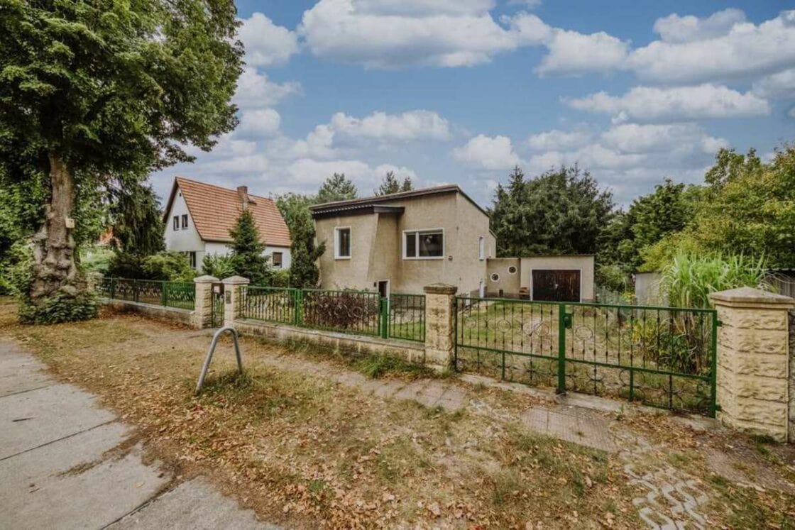 Frei gestaltbares Einfamilienhaus auf großem Grundstück in zentraler Lage von Rahnsdorf - Haus und Garage