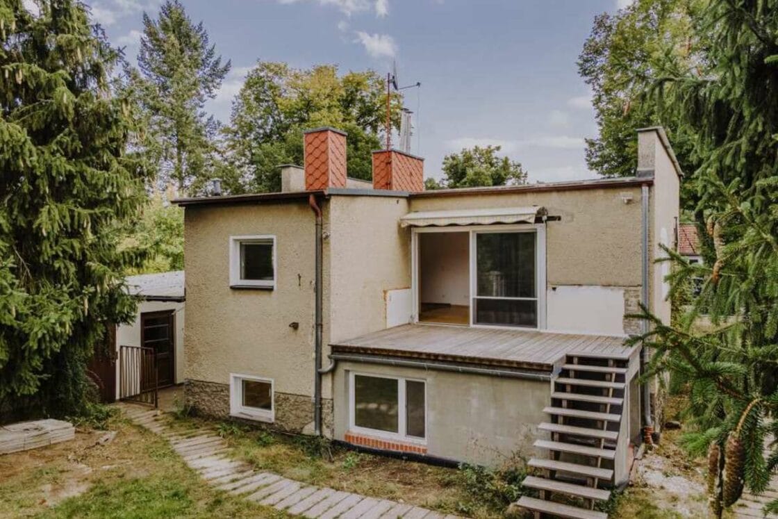 Frei gestaltbares Einfamilienhaus auf großem Grundstück in zentraler Lage von Rahnsdorf - Terrasse am Haus