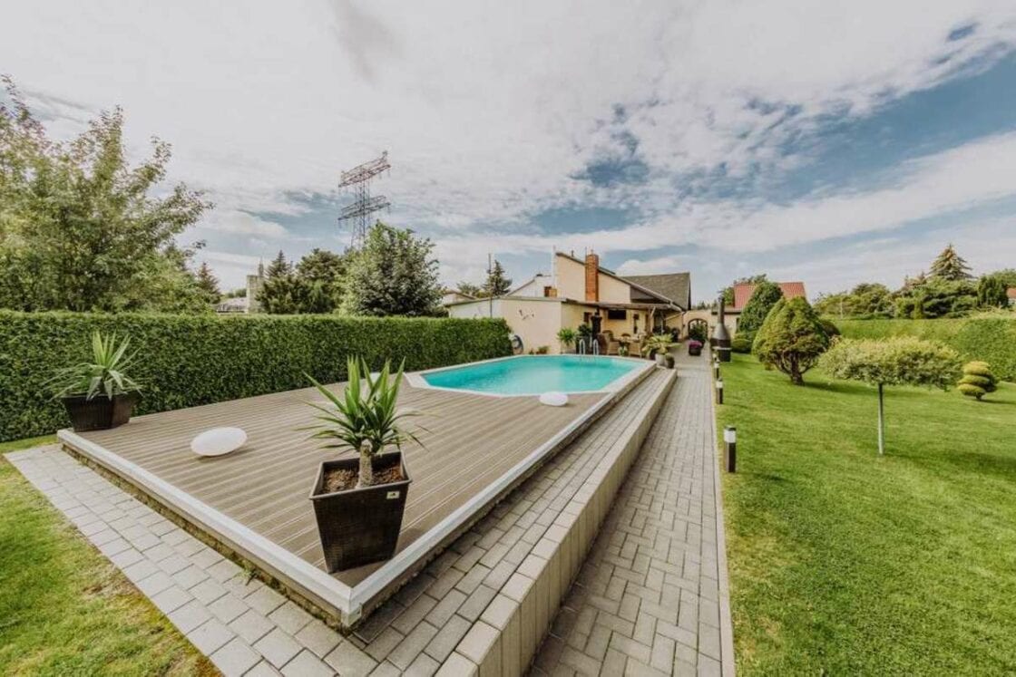 Liebevoll ausgestattete Doppelhaushälfte mit Pool und wundervoll angelegtem Grundstück - Terrasse am Pool