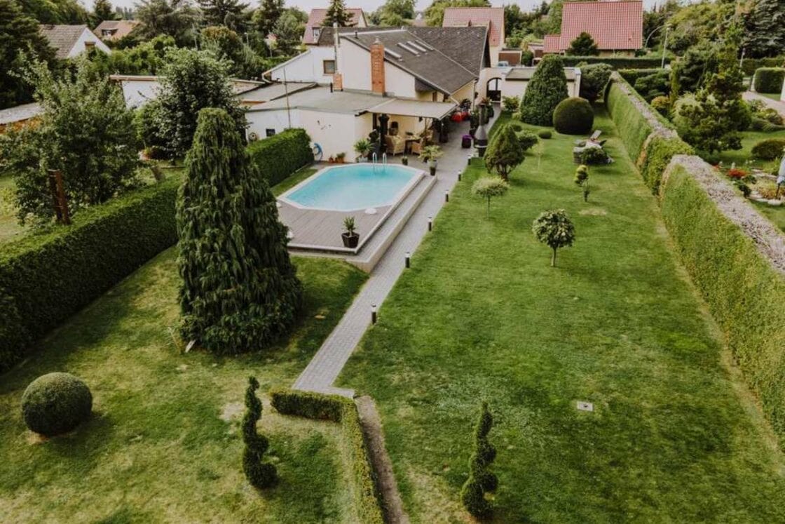 Liebevoll ausgestattete Doppelhaushälfte mit Pool und wundervoll angelegtem Grundstück - Blick auf das Grundstück