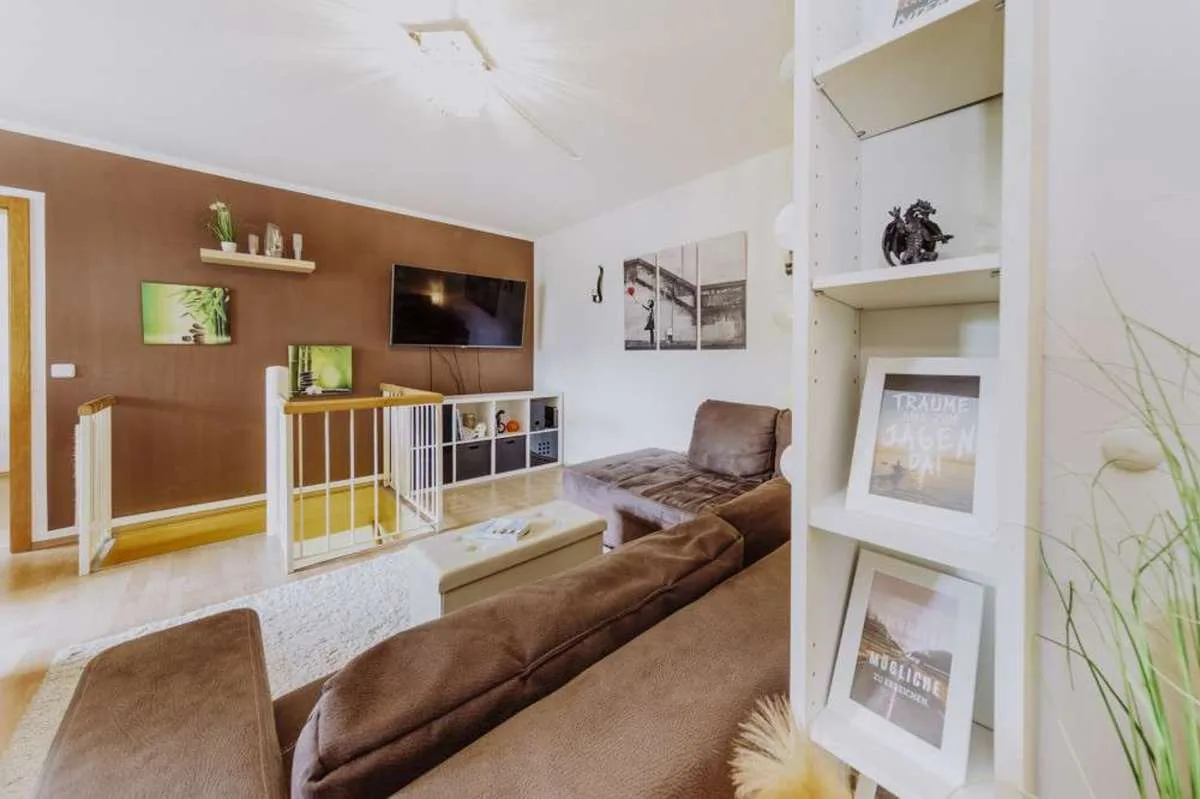 Wohnzimmer mit Treppe