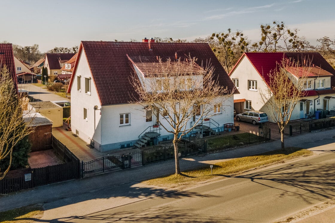 Mit Keller, Kamin, Terrasse u.v.m.: Doppelhaushälfte in Rehfelde - Hauseingang