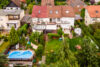 Vogelperspektive - Reihenmittelhaus mit Keller, Einbauküche, Terrasse, Balkon und Ausblick ins Grüne