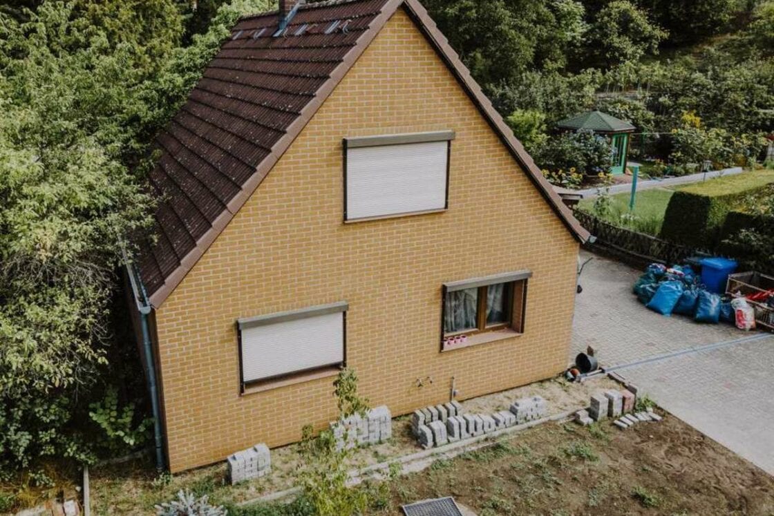 Einfamilienhaus am Waldrand - ideal für Handwerker - zentral in Rüdersdorf - Vorgarten des Einfamilienhause
