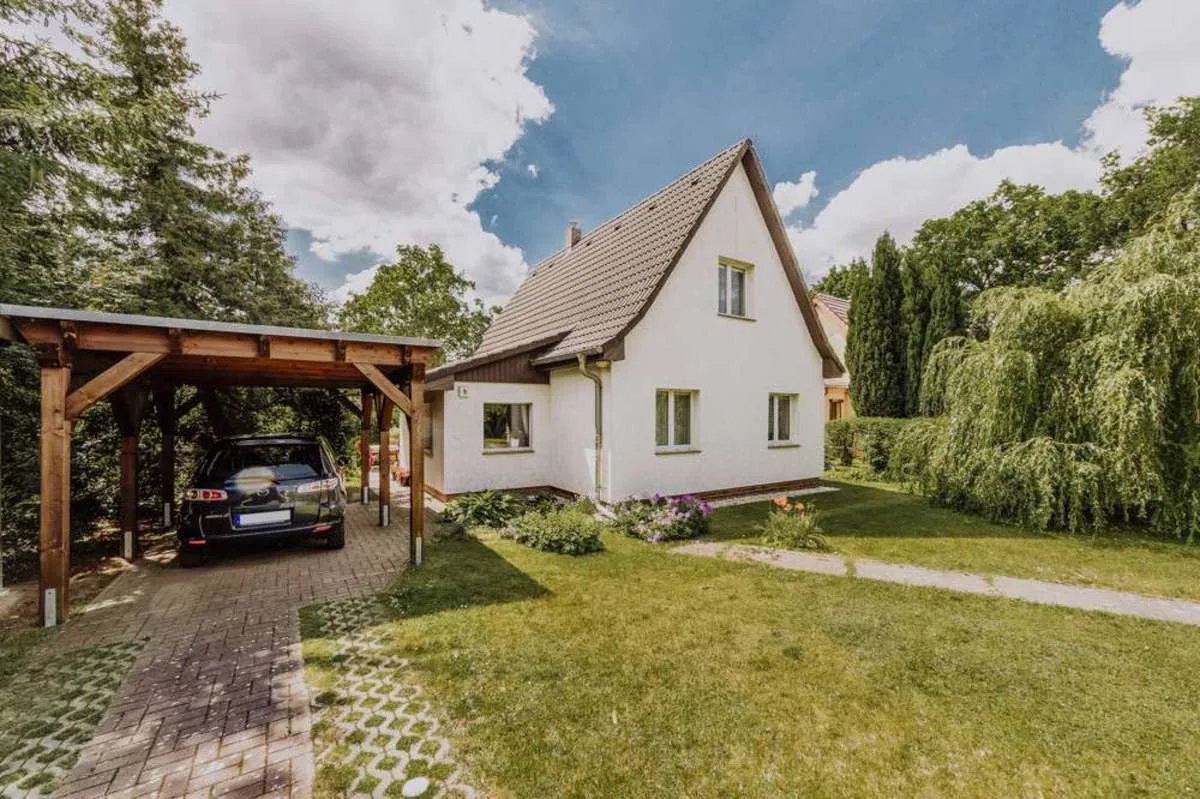 Carport und Haus