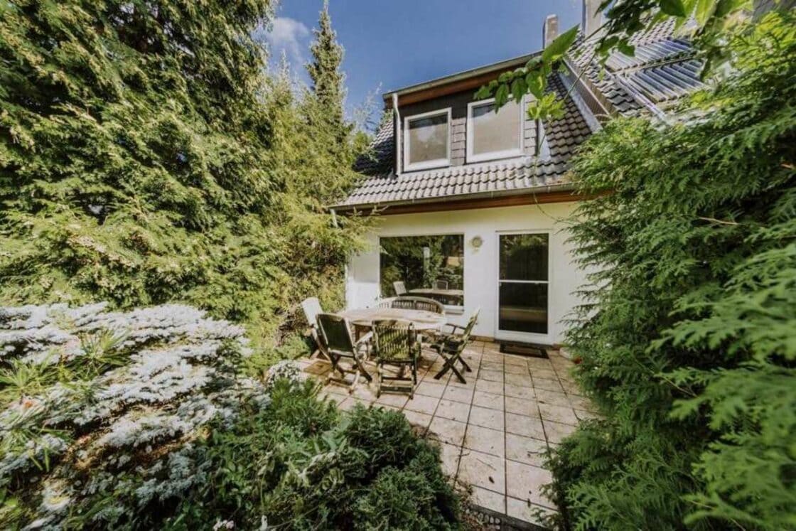 Über 200 qm Nutzfläche - Große Doppelhaushälfte mit wundervollem Garten - Geschützte Terrasse