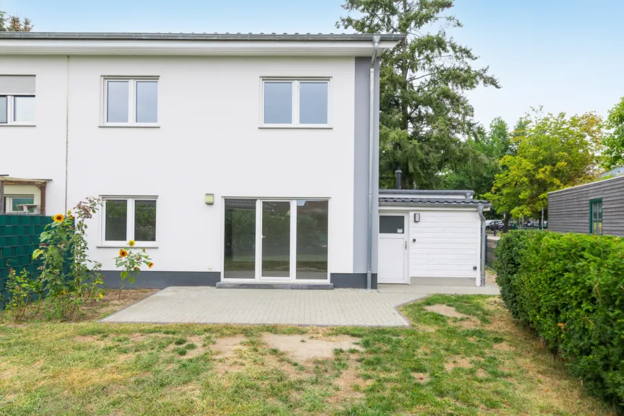 Gartenseite mit Terrasse