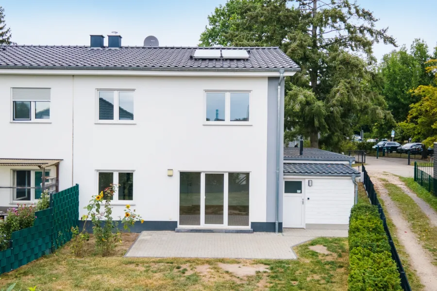 Blick auf Haus und Terrasse