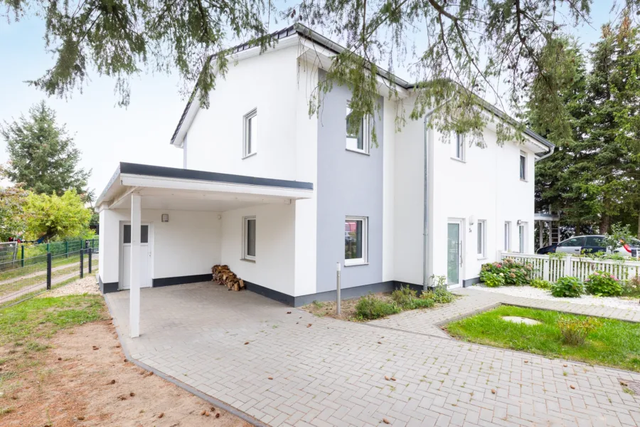 Carport und Stellplatz