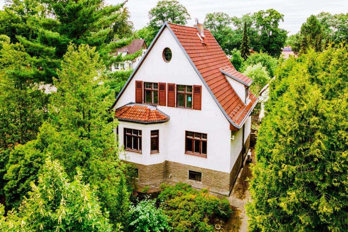 Mit Altbau-Charme, Einbauküche, hohen Decken, Parkett, Keller und Garage - zentrumsnah in Eichwalde - Einfamilienhaus in Eichwalde
