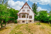 Gartenansicht - Mit Altbau-Charme, Einbauküche, hohen Decken, Parkett, Keller und Garage - zentrumsnah in Eichwalde