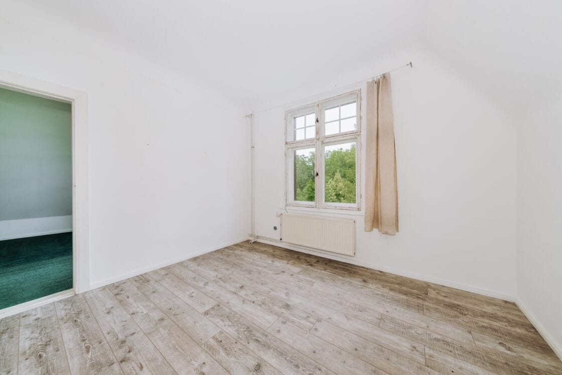 Mit Altbau-Charme, Einbauküche, hohen Decken, Parkett, Keller und Garage - zentrumsnah in Eichwalde - Schlafzimmer III