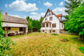 Haus und Garage - Mit Altbau-Charme, Einbauküche, hohen Decken, Parkett, Keller und Garage - zentrumsnah in Eichwalde