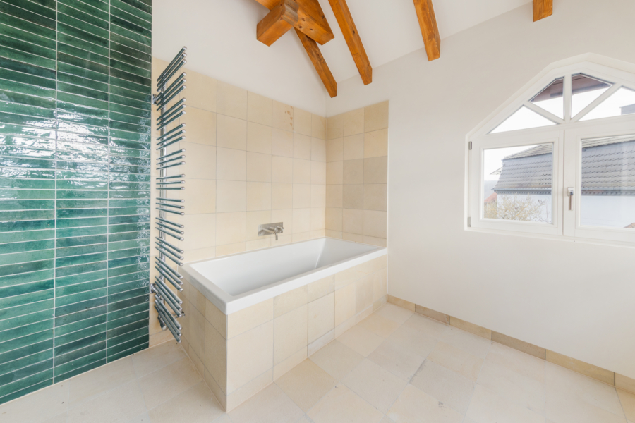 Mit moderner Badewanne