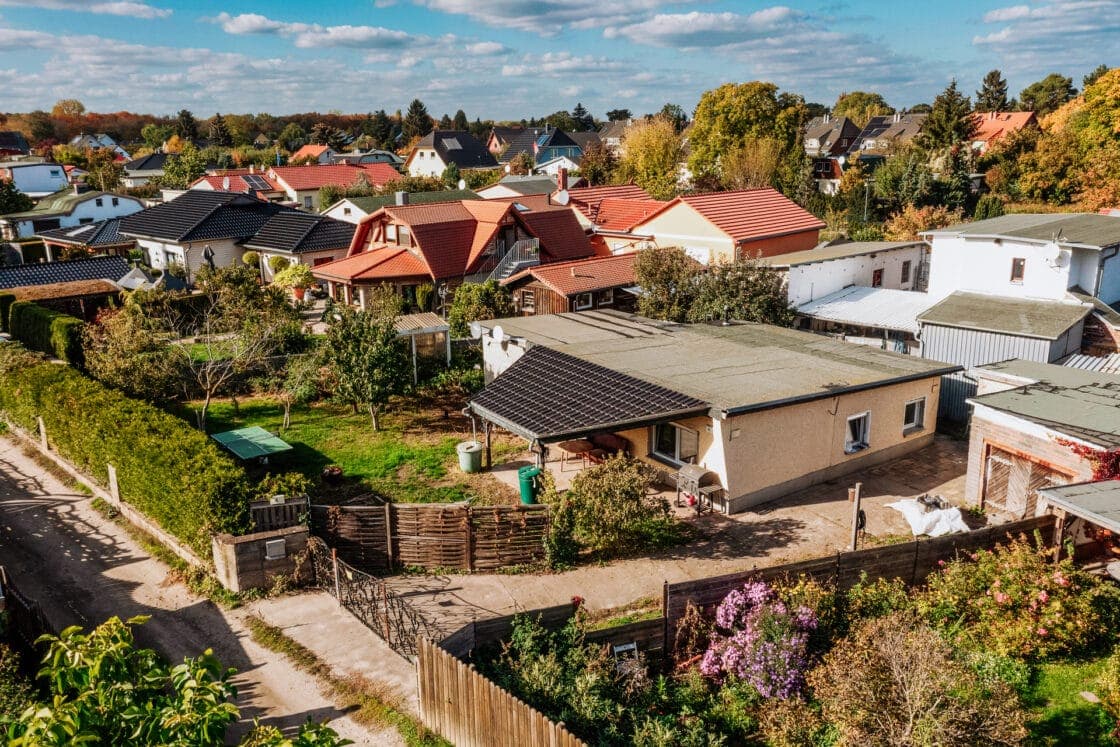 Erschlossenes und bauträgerfreies Baugrundstück inkl. Bungalow und Garage in Französisch Buchholz - Grundstück mit Bungalow