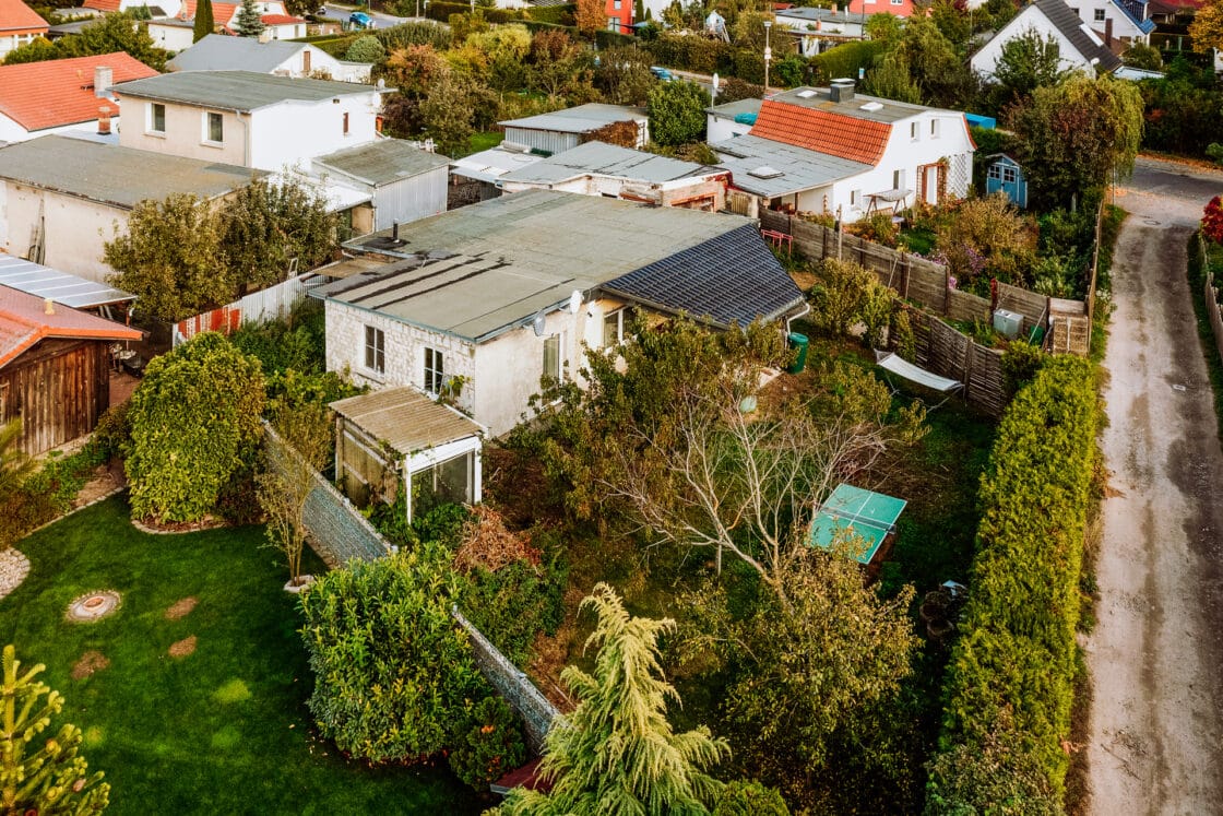 Erschlossenes und bauträgerfreies Baugrundstück inkl. Bungalow und Garage in Französisch Buchholz - Haus und Garten
