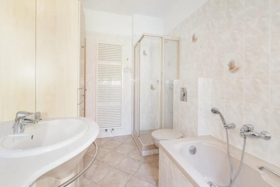 Bad mit Wanne und Dusche