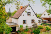 Straßenfront - Mit teilbarem Grundstück! Einfamilienhaus inkl. Werkstätten, Keller und Nebengebäude in Eggersdorf