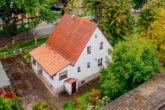 Vogelperspektive - Mit teilbarem Grundstück! Einfamilienhaus inkl. Werkstätten, Keller und Nebengebäude in Eggersdorf