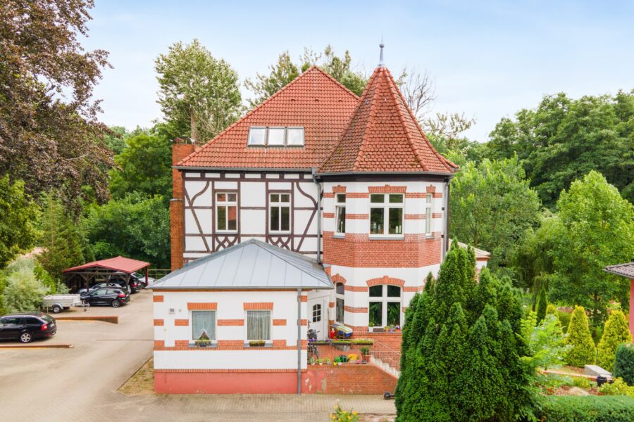 Altbauvilla mit Eckturm