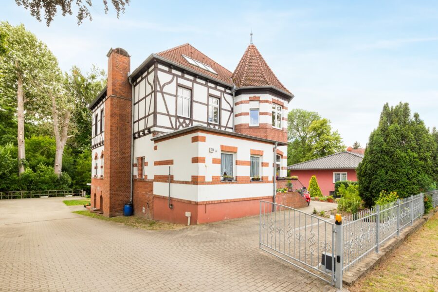 Zufahrt mit Toranlage