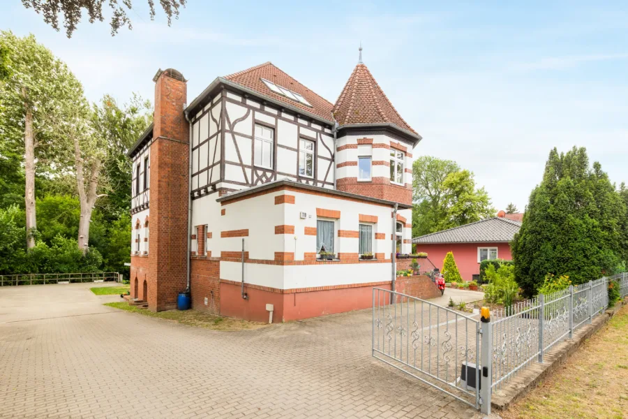 Zufahrt mit Toranlage