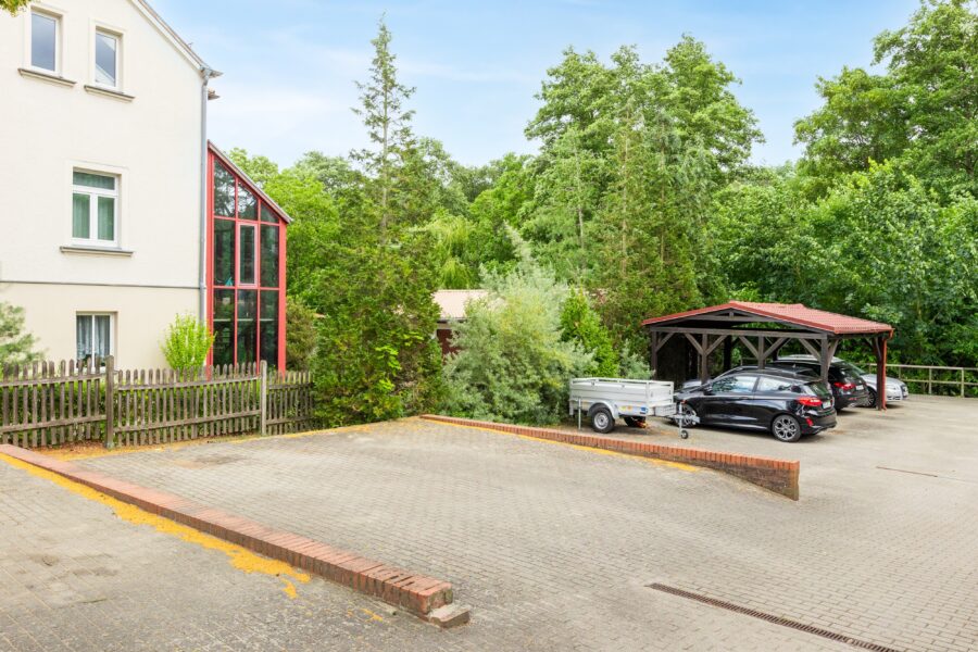 Stellplätze und Carport