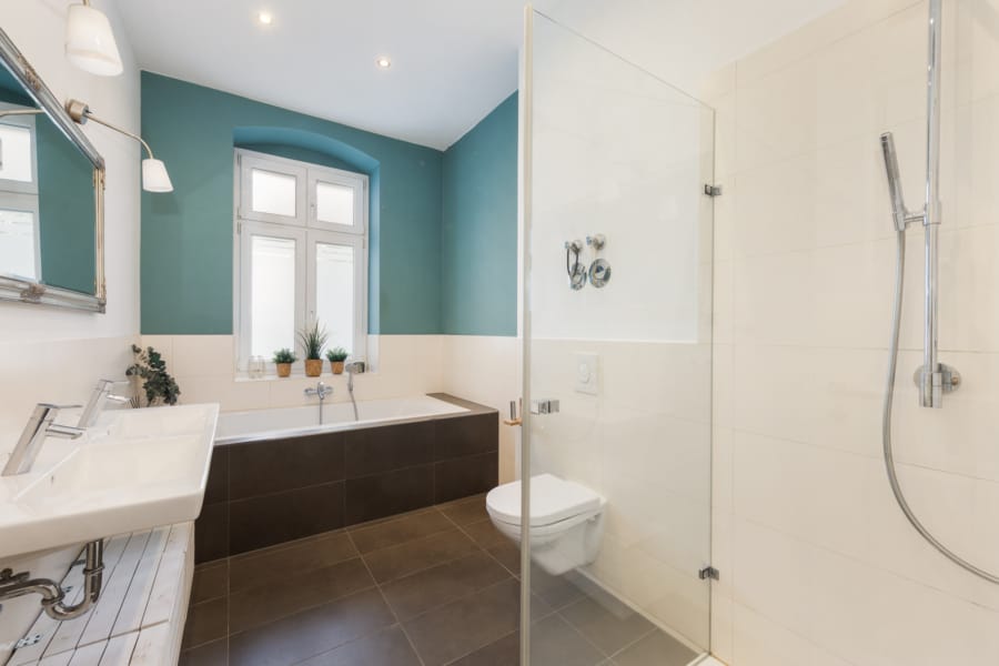 Mit Dusche & Badewanne