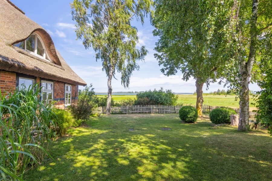 Garten mit Boddenblick