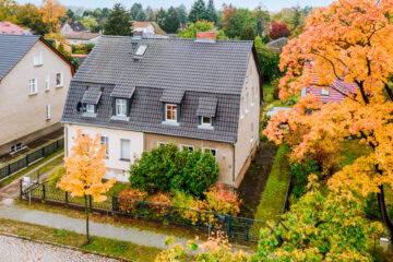 Bahnhofsnah! Mit Keller, Remise, ausbaufähigem Dach: Nostalgische Doppelhaushälfte in Petershagen, 15370 Petershagen/Eggersdorf, Doppelhaushälfte