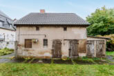 Remise - Bahnhofsnah! Mit Keller, Remise, ausbaufähigem Dach: Nostalgische Doppelhaushälfte in Petershagen