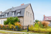 Doppelhaushälfte Straßenseite - Bahnhofsnah! Mit Keller, Remise, ausbaufähigem Dach: Nostalgische Doppelhaushälfte in Petershagen