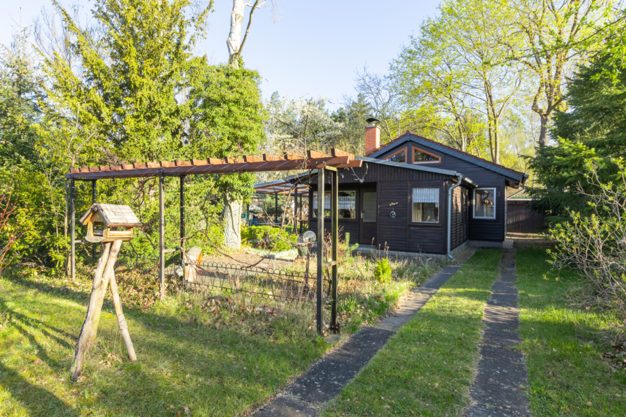 Grundstück mit Ferienhaus