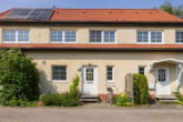 Haus Straßenseite - Mit Keller, Einbauküche, ausgebautem Dach, modernem Bad u.v.m.: Reihenmittelhaus in Berlin-Mahlsdorf