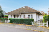 Bungalow Straßenseite - Mit teilausgebautem Dach, großer Terrasse, drei Garagen: Seniorenfreundlicher Bungalow in Rehfelde