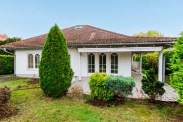 Mit teilausgebautem Dach, großer Terrasse, drei Garagen: Seniorenfreundlicher Bungalow in Rehfelde, 15345 Rehfelde, Bungalow