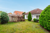 Garten mit viel Privatsphäre - Mit teilausgebautem Dach, großer Terrasse, drei Garagen: Seniorenfreundlicher Bungalow in Rehfelde