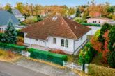 Für Familien und Senioren - Mit teilausgebautem Dach, großer Terrasse, drei Garagen: Seniorenfreundlicher Bungalow in Rehfelde