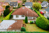 Ruhige Lage - Mit teilausgebautem Dach, großer Terrasse, drei Garagen: Seniorenfreundlicher Bungalow in Rehfelde