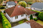 Bungalow Vogelperspektive - Mit teilausgebautem Dach, großer Terrasse, drei Garagen: Seniorenfreundlicher Bungalow in Rehfelde