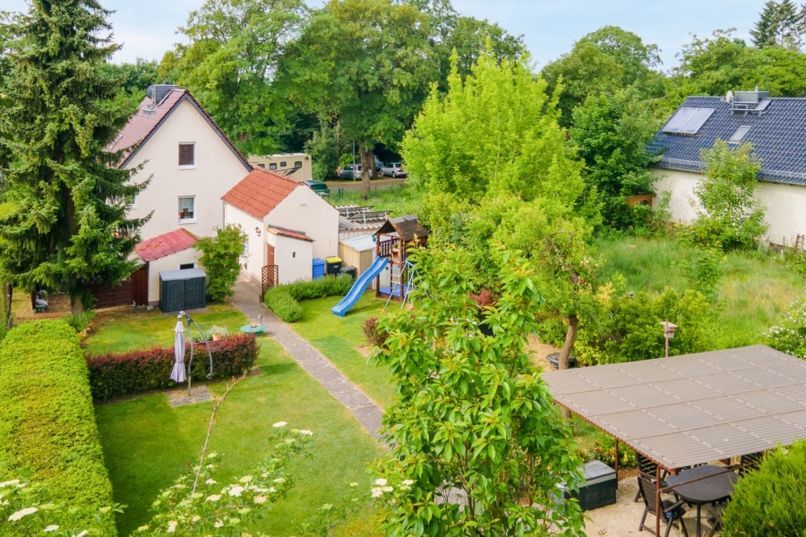 Haus, Nebengebäude und Garten
