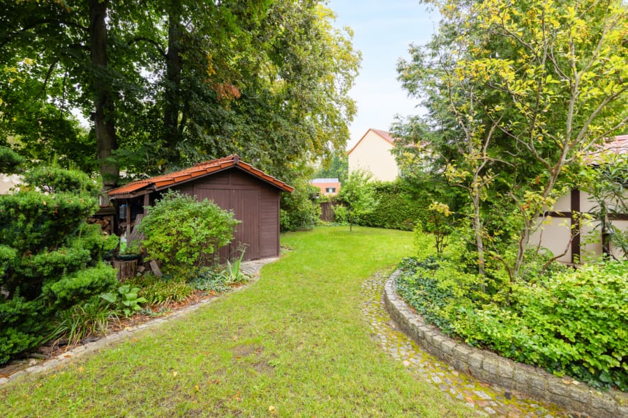 Gartenhaus und Grünfläche