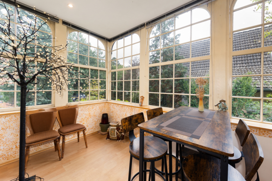 Loggia mit Sprossenfenstern