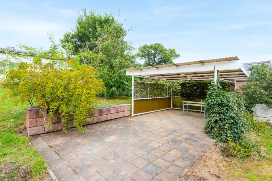 Überdachte Gartenterrasse