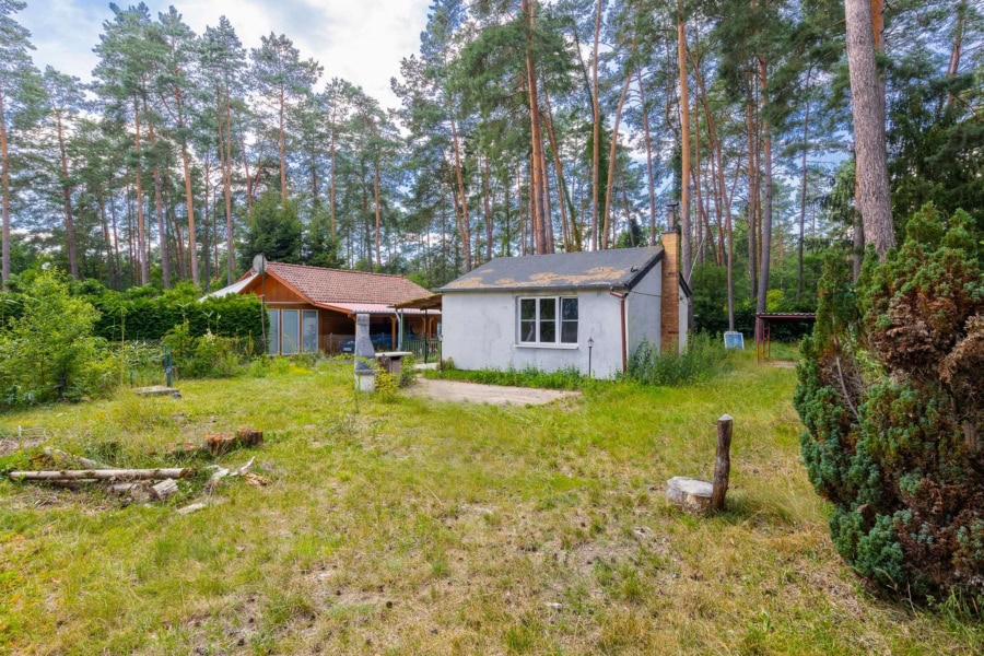 Am Waldrand! Mit Bungalow, Terrasse, Carport u.v.m.: Feriengrundstück in Rehfelde, 15345 Rehfelde, Freizeit zum Kauf