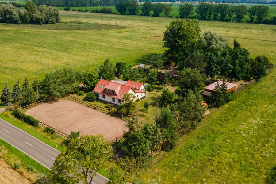 Mit Pferdehof, Scheune, Pool, Garage, Keller u.v.m.: Einfamilienhaus in Alleinlage bei Neutrebbin, 15320 Neutrebbin, Einfamilienhaus zum Kauf