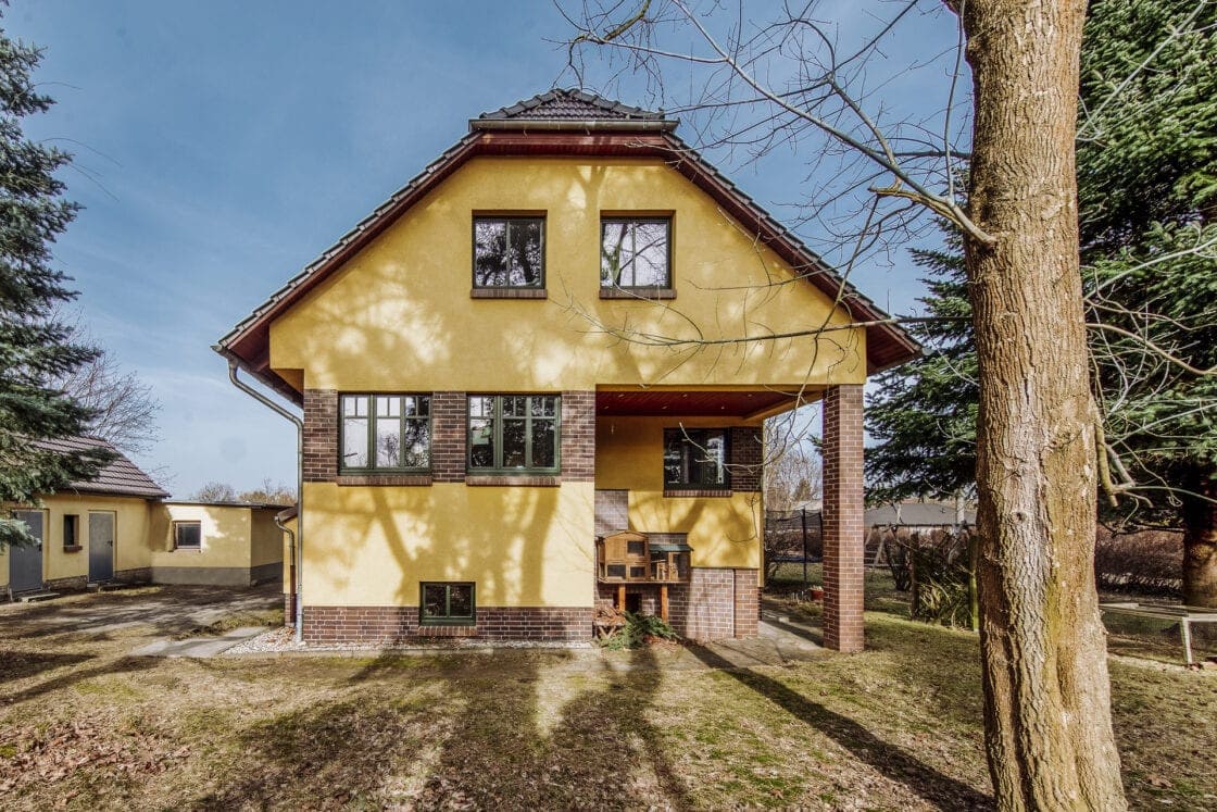 Mit Keller! Besonders liebenswert und rundum saniert: Einfamilienhaus in Petershagen-Eggersdorf - Hauseingang