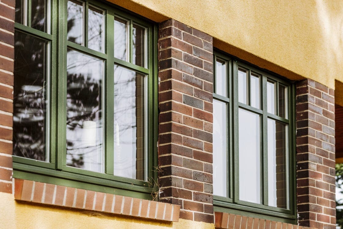 Mit Keller! Besonders liebenswert und rundum saniert: Einfamilienhaus in Petershagen-Eggersdorf - Fassade - Fenster und Ziegel