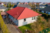 In ruhiger Lage - Mit ausbaufähigem Dachboden, Einbauküche, modernem Bad, Sonnenterrasse: Bungalow in Strausberg