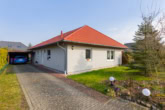 Bungalow mit ausbaufähigem DG - Mit ausbaufähigem Dachboden, Einbauküche, modernem Bad, Sonnenterrasse: Bungalow in Strausberg